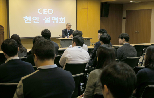 유창근 현대상선 사장이 14일 직원들을 대상으로 회사의 현안을 설명하고 있다.<현대상선 제공>
